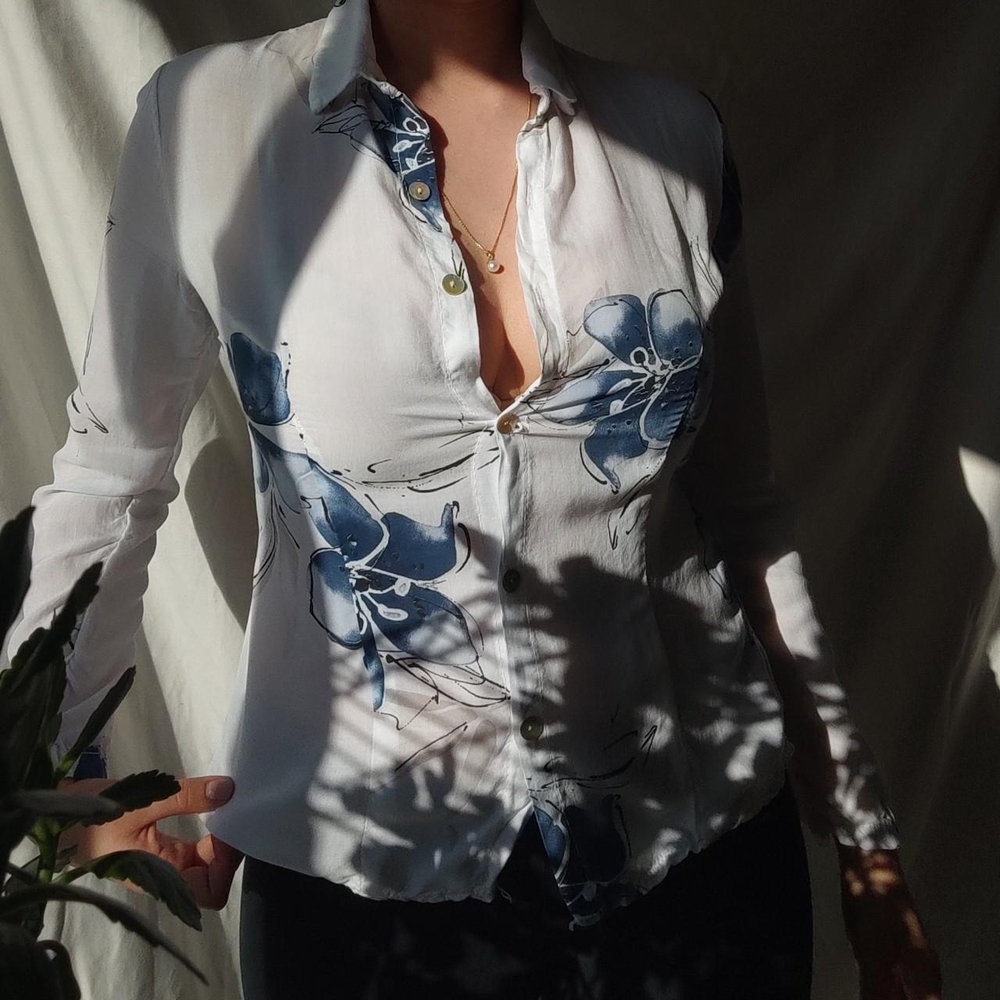 Femme Fatale Italian White And Blue Floral Blouse Size Small Medium